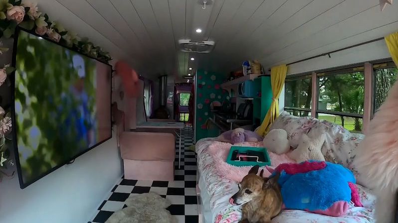 Pár proměnil interiér školního autobusu na barbie domeček, ve kterém žije